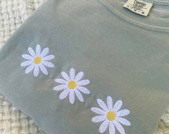 Embroidered Daisy Comfort Colors Shirt, Minimalist T-Shirt, Comfort colors T shirt, Embroidered T shirt, Embroidered flowers, Daisy Shirt
