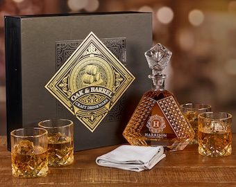 Pode incluir: Uma decantador de cristal personalizada com um design em forma de diamante e um monograma 'H' para Harrison. O decantador é acompanhado por quatro copos de cristal combinando e uma caixa de presente preta com letras douradas que dizem 'Oak & Barrel Craft Drinkware'.