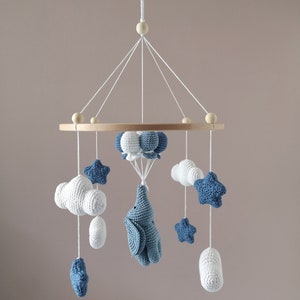 Mobile bébé éléphant , mobile bébé au crochet. Décoration chambre bébé, cadeau de naissance, beige et blanc Ton naturel Mobile enfant Bleu
