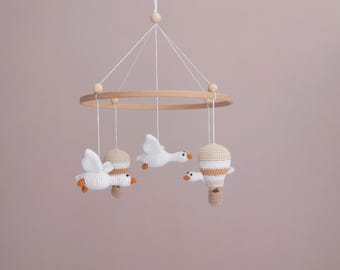 Babymobile mit Gänsen und Heißluftballons, gehäkeltes Babymobile, Kinderzimmerdekoration, Geschenk zur Babyparty