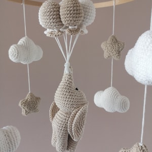 Mobile bébé éléphant , mobile bébé au crochet. Décoration chambre bébé, cadeau de naissance, beige et blanc Ton naturel Mobile enfant image 2