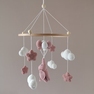 Elefanten-Babymobile, gehäkeltes Babymobile. Babyzimmerdekoration, Geburtsgeschenk, beige und weißes Kindermobile in Naturtönen Rose