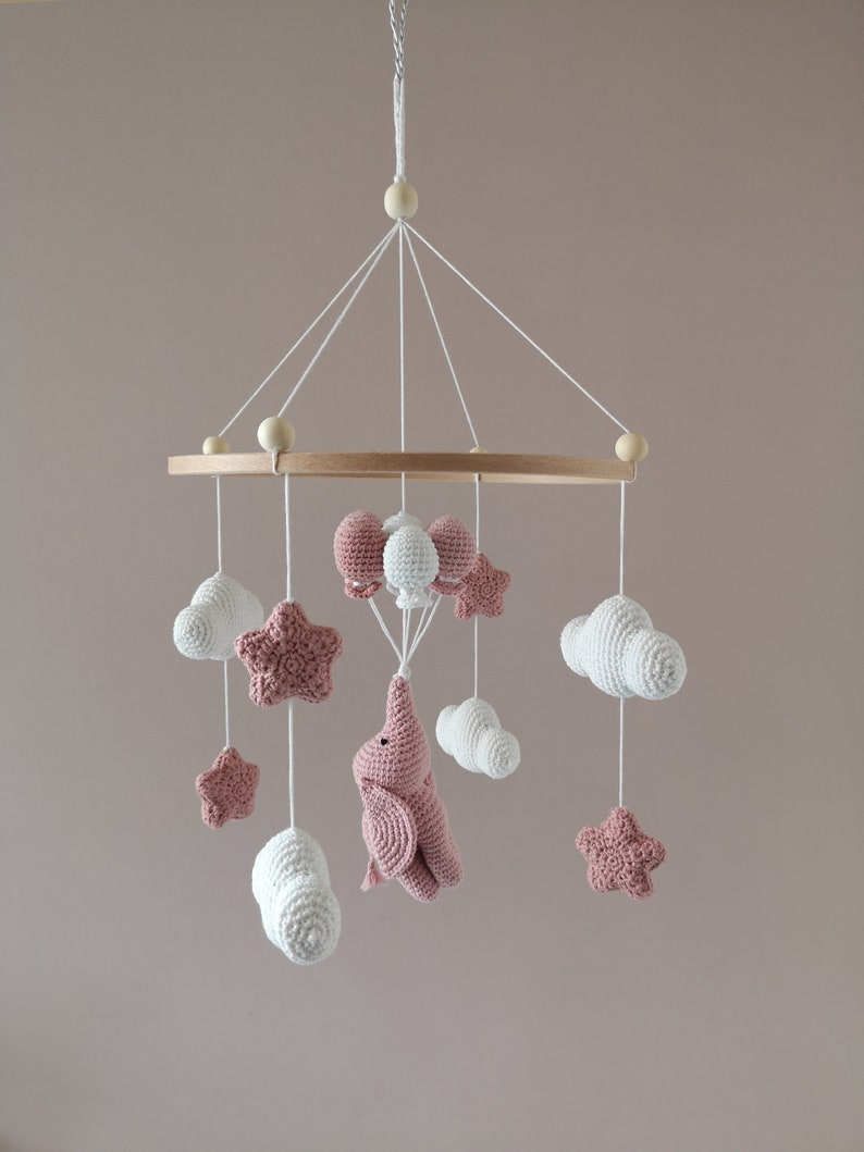 Elefanten-Babymobile, gehäkeltes Babymobile. Babyzimmerdekoration, Geburtsgeschenk, beige und weißes Kindermobile in Naturtönen Rose