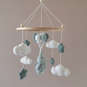 Elefanten-Babymobile, gehäkeltes Babymobile. Babyzimmerdekoration, Geburtsgeschenk, beige und weißes Kindermobile in Naturtönen Vert Océan/menthe