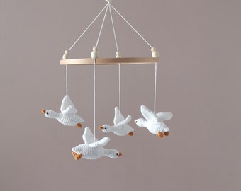 Babymobiel “De vlucht van de ganzen”, Handgemaakte mobiel. Neutrale en natuurlijke kleuren, babykamerdecoratie, geboortecadeau