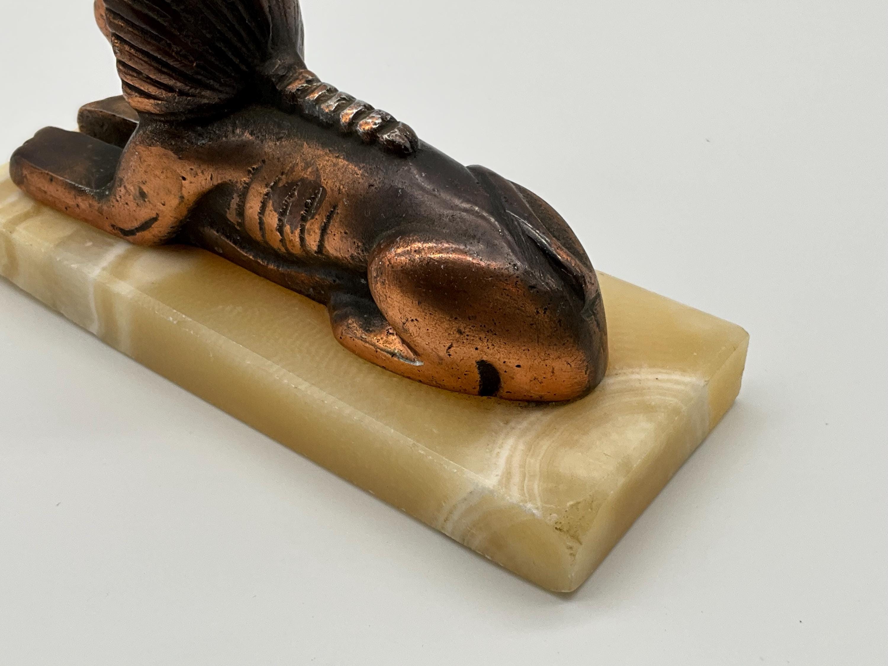 エジプトのヴィンテージ ギザのスフィンクスの堅牢な彫像。金色の金属