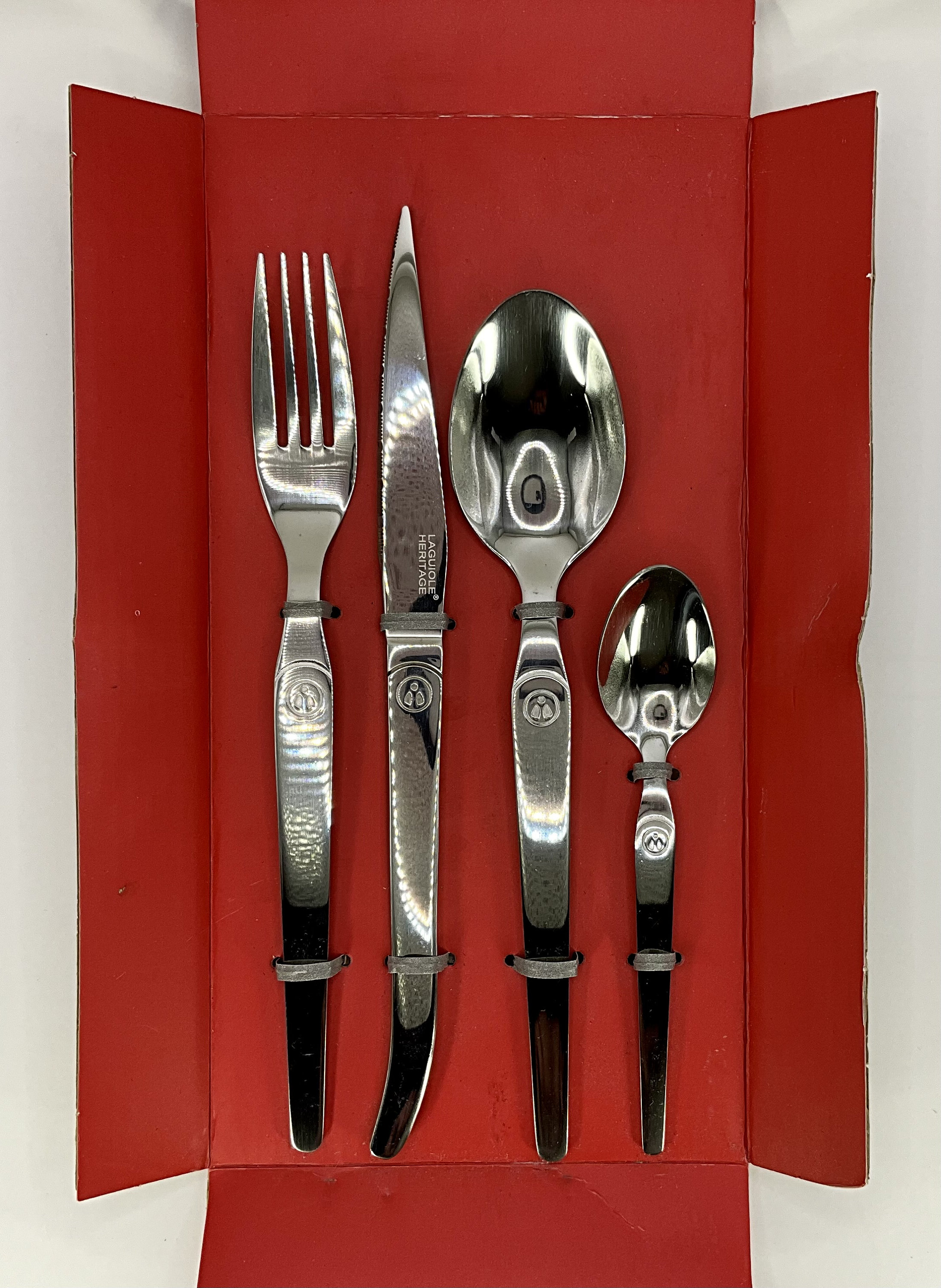 LAGUIOLE ステンレスカトラリーセット 16点 French Laguiole Heritage Brand New Cutlery Set of 16 With a Mirror