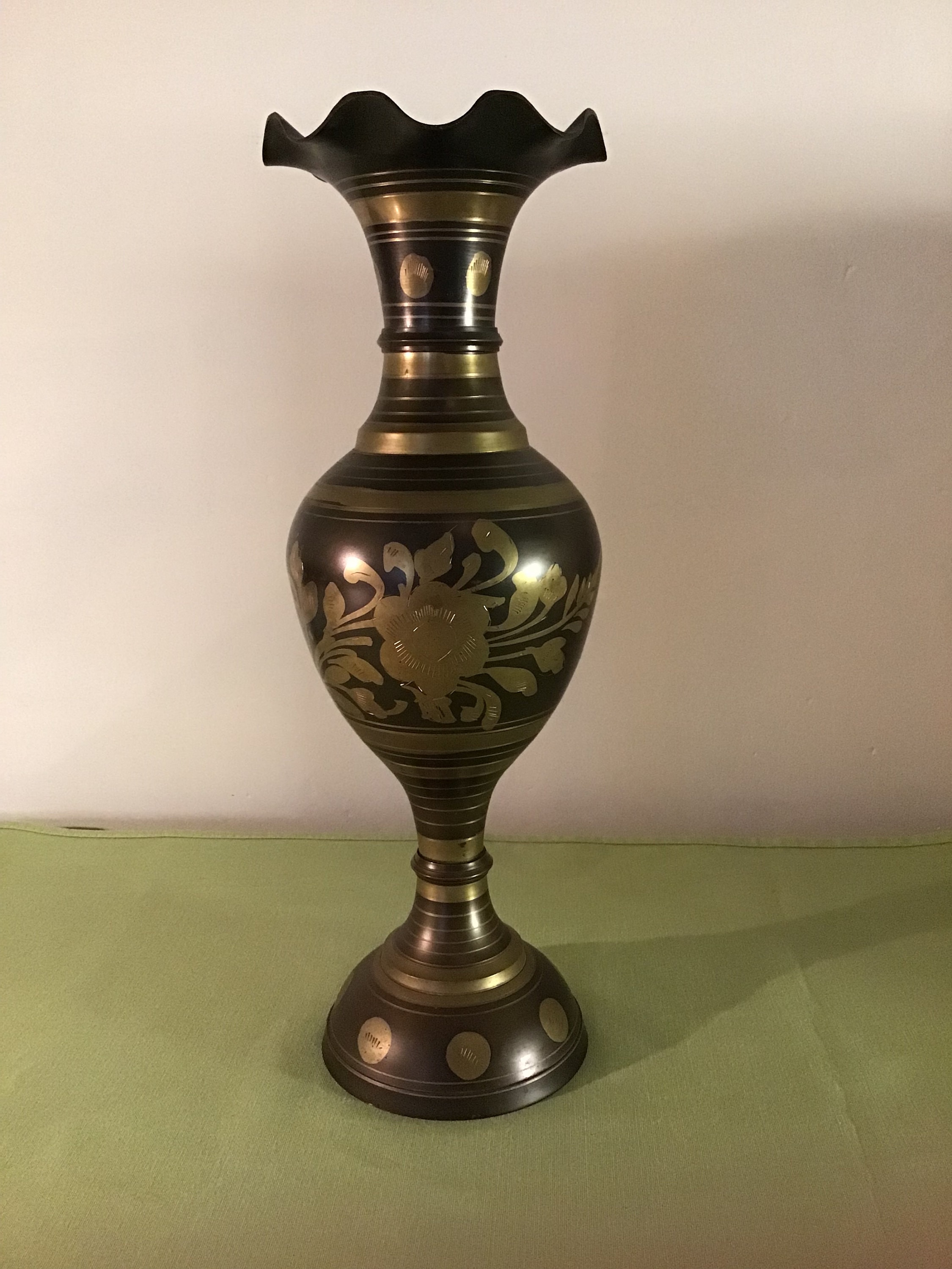 Un Superbe Vase en Laiton Gravé Indien Peut Également Être Utilisé Comme Bougeoir.