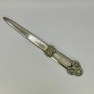 Impresionante abridor de cartas estilo girasol de metal plateado firmado y hecho a mano vintage francés. Está firmado por el artista G.A.Chenus.