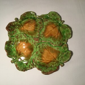 Beau plat vintage français en céramique fabriqué et peint à la main en forme de feuille.