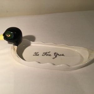 Franse vintage keramische witte handgeschilderde eendschotel met Le Foie Gras erin geschreven voor het serveren van Foie Gras-pastei.