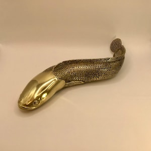 Impresionante adorno vintage de pez cabeza de serpiente asiática dorada de latón macizo.