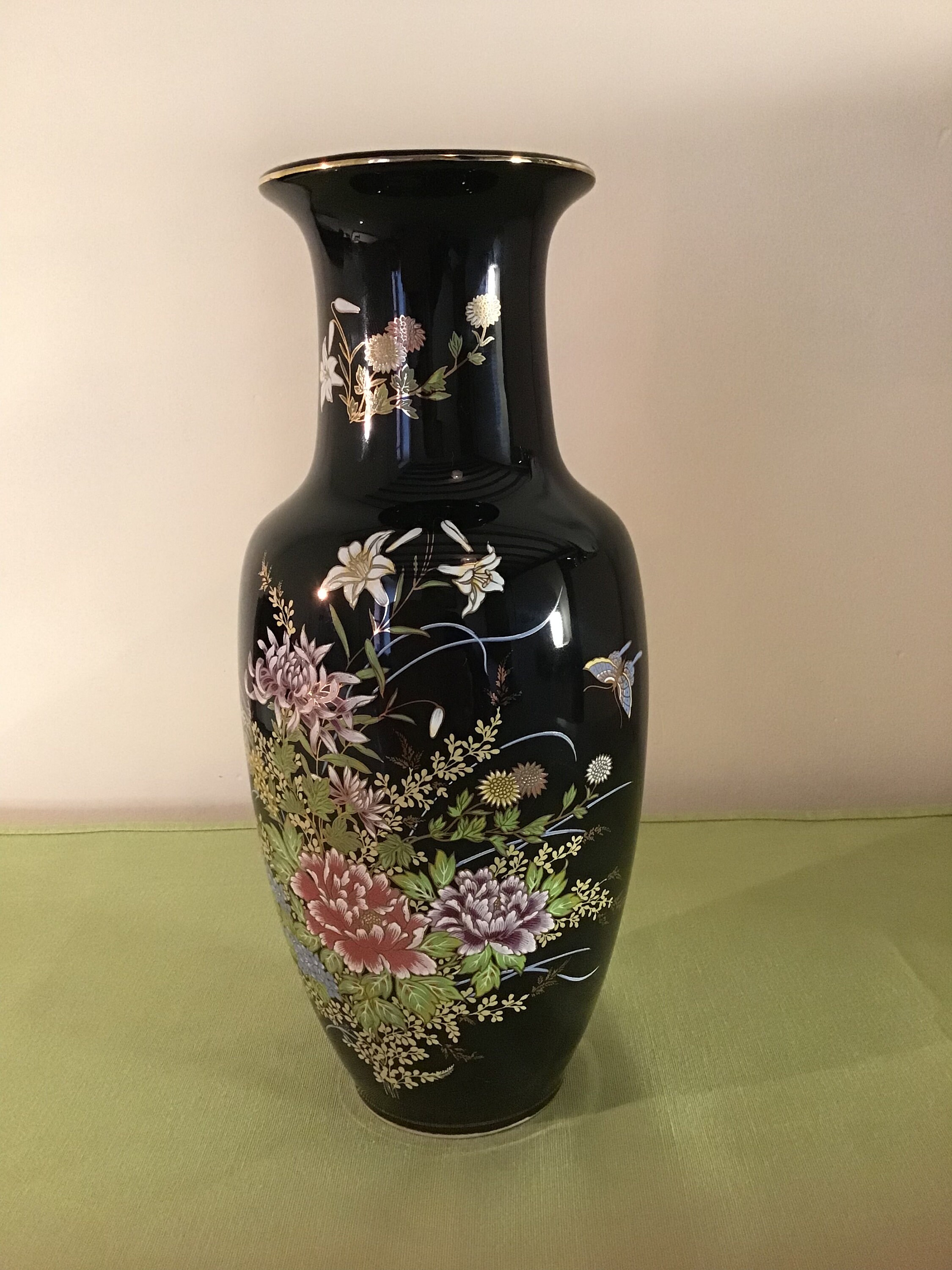 Beau Vase en Céramique avec Glaçure Noire, Des Fleurs et Papillons.