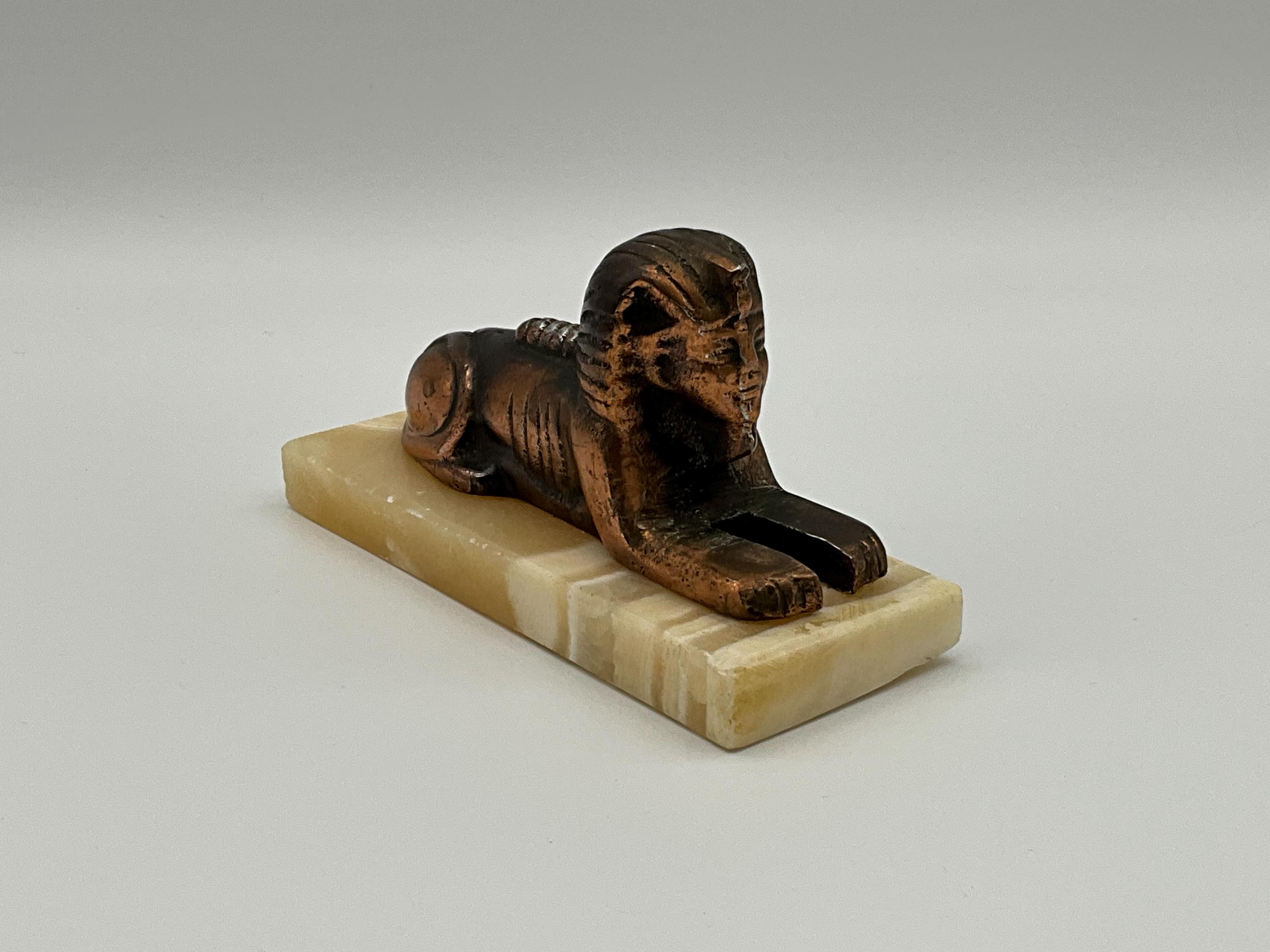 エジプトのヴィンテージ ギザのスフィンクスの堅牢な彫像。金色の金属