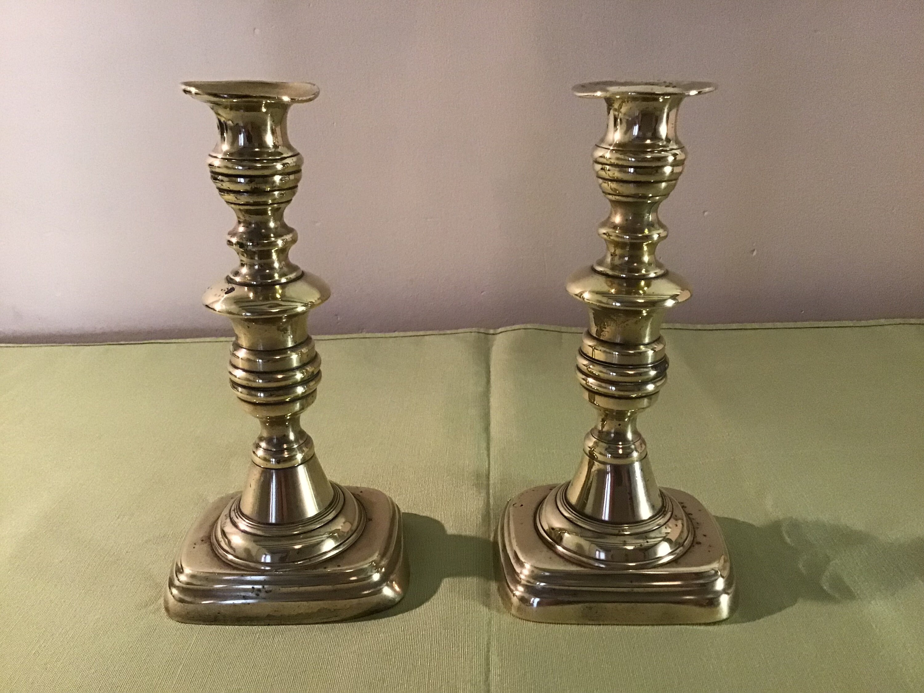 Paire de Bougeoirs en Laiton Anglais Antique. Début Des Années 1900.