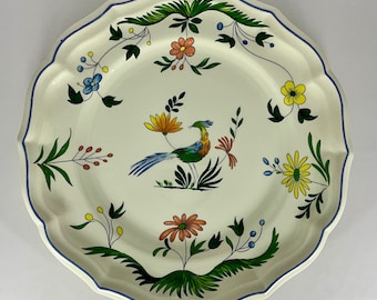 Assiette décorative GIEN de collection vintage française. Il a une très belle image avec un oiseau de paradis et des fleurs.