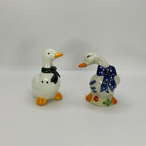 Par de saleros y pimenteros franceses vintage coleccionables, con forma de patos de granja ornamentales de cerámica pintados a mano.