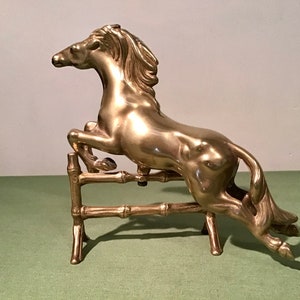 フランス製のヴィンテージの真鍮製の馬が柵を飛び越えます。柵に固定されており、両方向に回転できます。