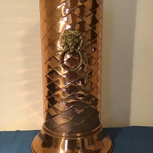 Prachtige Franse vintage handgemaakte zware koperen en messing paraplubak met sierlijke messing leeuwenkopvormige handvatten.