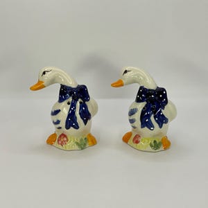 Par de saleros y pimenteros franceses vintage coleccionables, con forma de patos de granja ornamentales de cerámica pintados a mano.