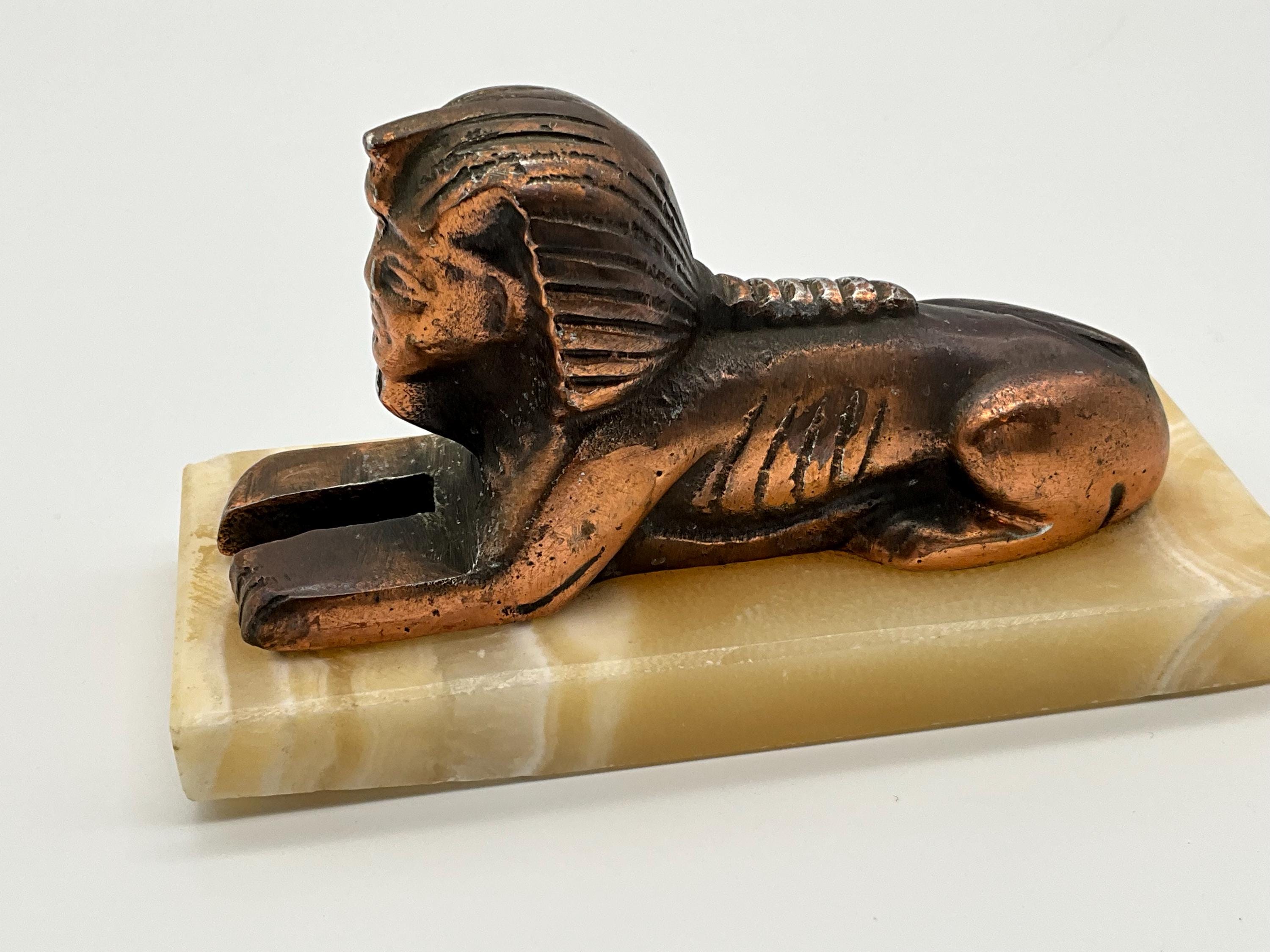 エジプトのヴィンテージ ギザのスフィンクスの堅牢な彫像。金色の金属