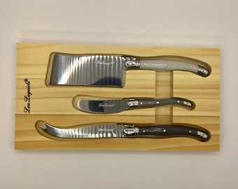 Gloednieuwe Lou Laguiole kaasservies uit het traditionele assortiment in een houten presentatiekoffer.