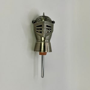 フランス製ヴィンテージ シルバーメタル ナイツヘルメット リキュール スピリット ポアラー / ボトルストッパー。0.75 リットルまたは 1 リットルのボトル用です。