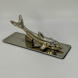 Hermoso pisapapeles con resorte en forma de delfín de metal vintage, soporte para cartas y papelería.