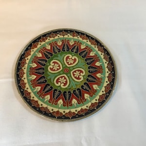 Atemberaubender griechischer Vintage Wandteller aus Messing und Emaille, handbemalt aus Emaille, hat er einen Messingreif auf der Rückseite zur Befestigung an einer Wand.
