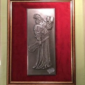 Cuadro de peltre vintage francés hecho a mano / colgante de pared fijado sobre ropa de color burdeos en un marco de imagen.