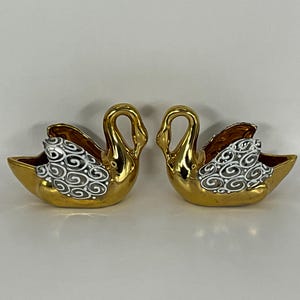 Atemberaubendes französisches dekoratives Paar goldener Porzellanschwäne von Limoges, Gewürzschalen / Salz- und Pfefferschalen.