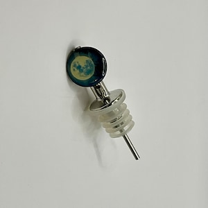 Blue moon pictured spirit pourer / bottle stopper, this one is for either 0.75 or 1 litre bottles.