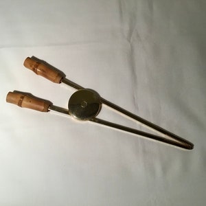 Französische Vintage Näh-Tapisserie-Werkzeug-Nadelschiebezange.