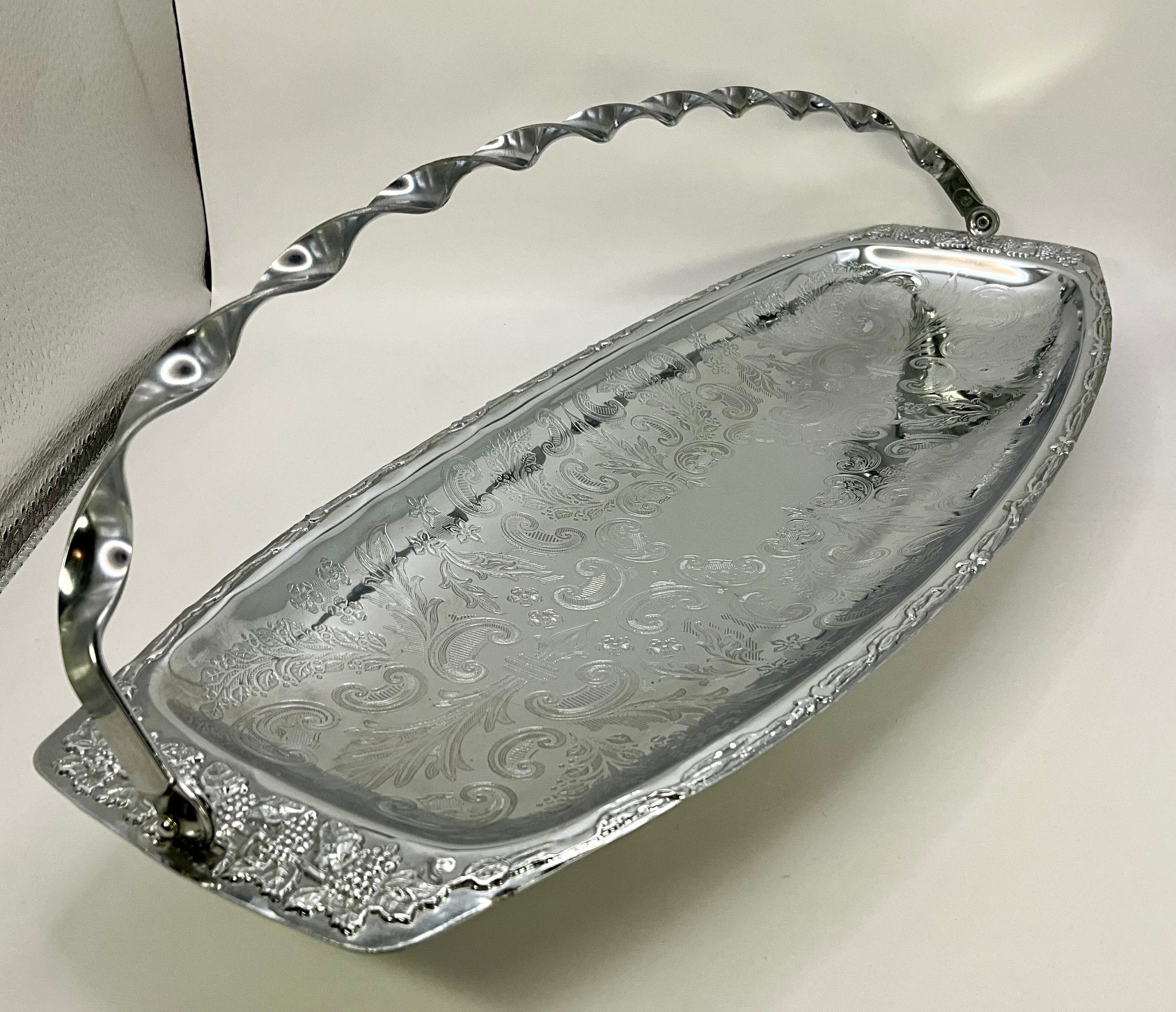 見事なフランスのヴィンテージ装飾の打ち出し銀金属フルーツトレイ