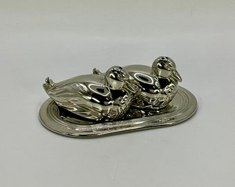 Beautiful French vintage silver metal duck shaped salt and pepper shakers. They come with an oval shaped silver coloured metal tray.