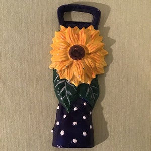 美しいフランスのビンテージ鋳鉄製、手描きのエナメル塗料、トゥルヌソル / ひまわりをテーマにしたボトルオープナー。