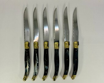 Ensemble mixte de 6 couteaux LAGUIOLE vintage, français, avec manches en polypropylène coloré effet marbre bleu et blanc.