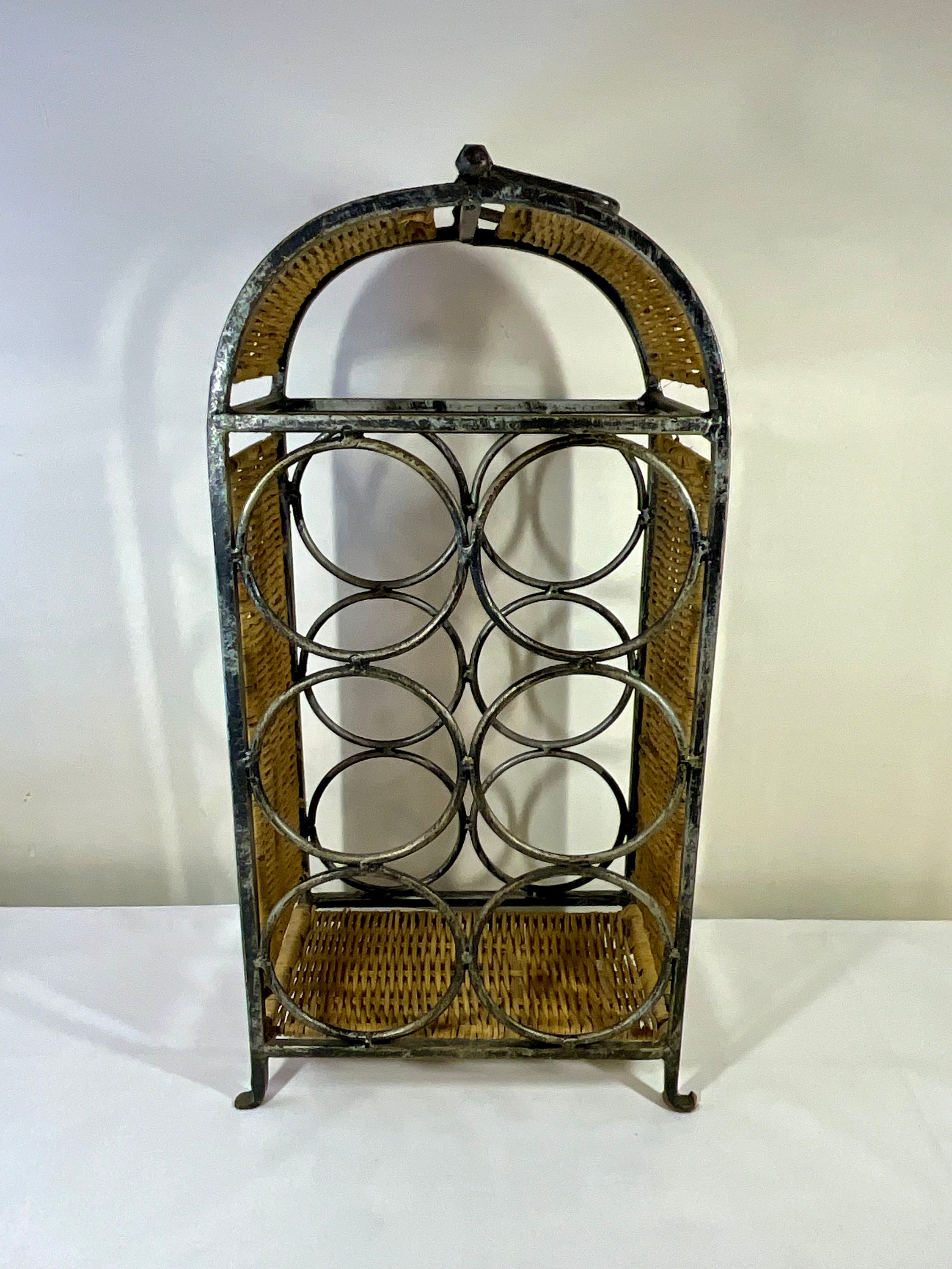 フランス製ヴィンテージの自立型ハンドメイドの金属と籐のワインボトル