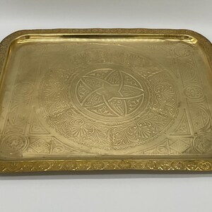 Prachtig vintage massief messing repousse-dienblad met sterren-, bloemen- en schelppatronen en massief messing sierlijke handgrepen.