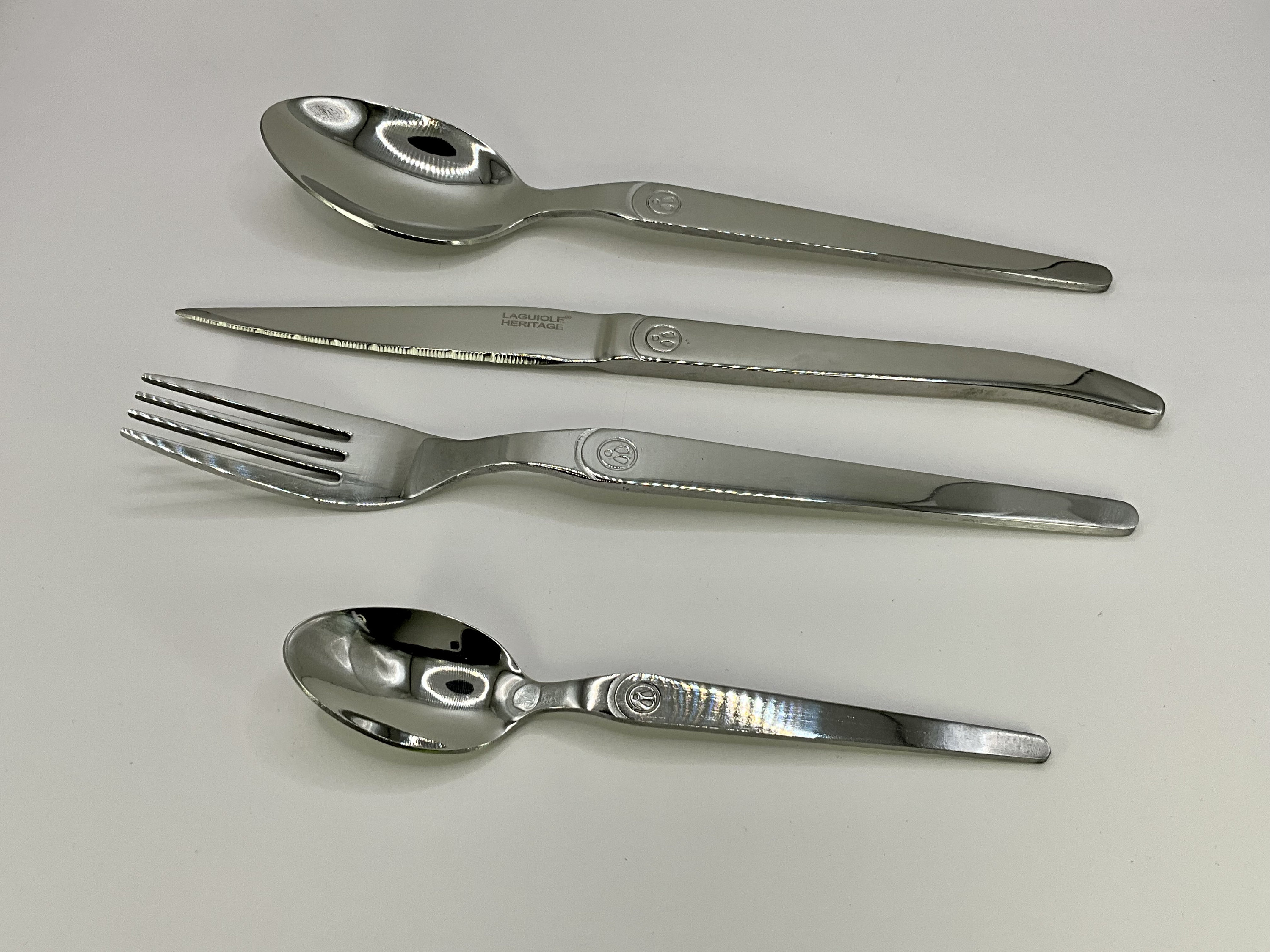 French Laguiole Heritage Brand New Cutlery Set of 16 With a Mirror 