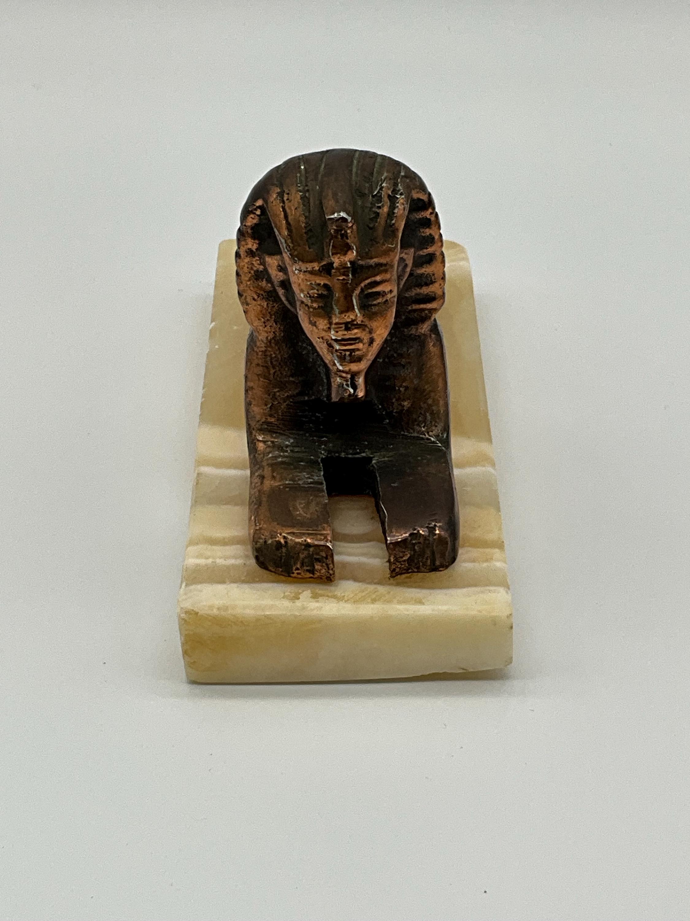 エジプトのヴィンテージ ギザのスフィンクスの堅牢な彫像。金色の金属