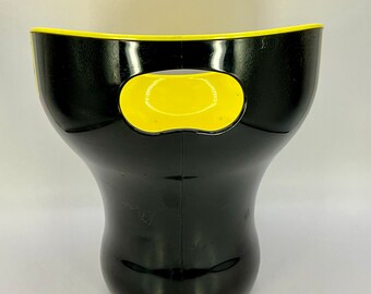 ビンテージの J & B アイスバケツ。黒と黄色のプラスチック製で、両側