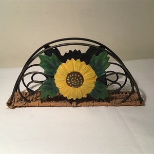 Porta servilletas de mimbre y metal pintado y hecho a mano vintage francés / soporte estacionario / estante para cartas.