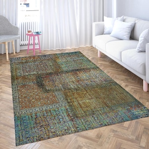 Peut inclure: Un tapis rectangulaire d'aspect vintage et vieilli. Le tapis présente un motif patchwork avec un mélange de couleurs rouille, sarcelle et or. Il est posé sur un parquet, ajoutant de la chaleur à la pièce.