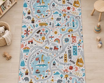 Puede incluir: Una alfombra rectangular con fondo gris claro y un diseño de mapa ilustrado a todo color. El patrón incluye carreteras sinuosas, vías de tren, zonas de agua azul, árboles verdes, montañas, edificios, animales y diversos vehículos.