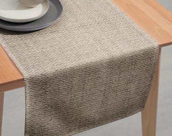Bieżnik w kolorze neutralnego beżu, dekoracja stołu w stylu rustykalnym, rustykalny, minimalistyczny bieżnik kuchenny, obrus o wyglądzie tkanego lnu