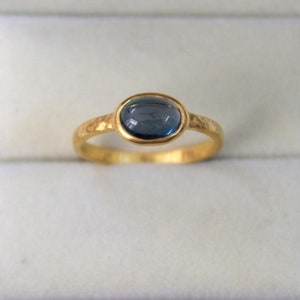 Anillo ovalado con topacio azul de Londres - Anillo martillado en oro - Anillo solitario - Anillo apilable