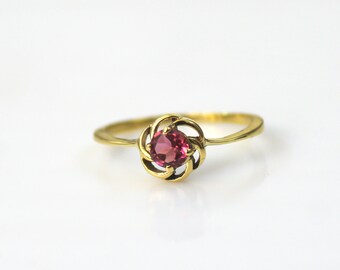 Anillo de oro con turmalina rosa: piedra natal de octubre