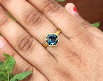 Handgemaakte 14k gouden ring London Blue Topaas - stapelbare solitaire ring