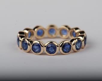 Anillo de eternidad completo de cianita: banda de oro apilable
